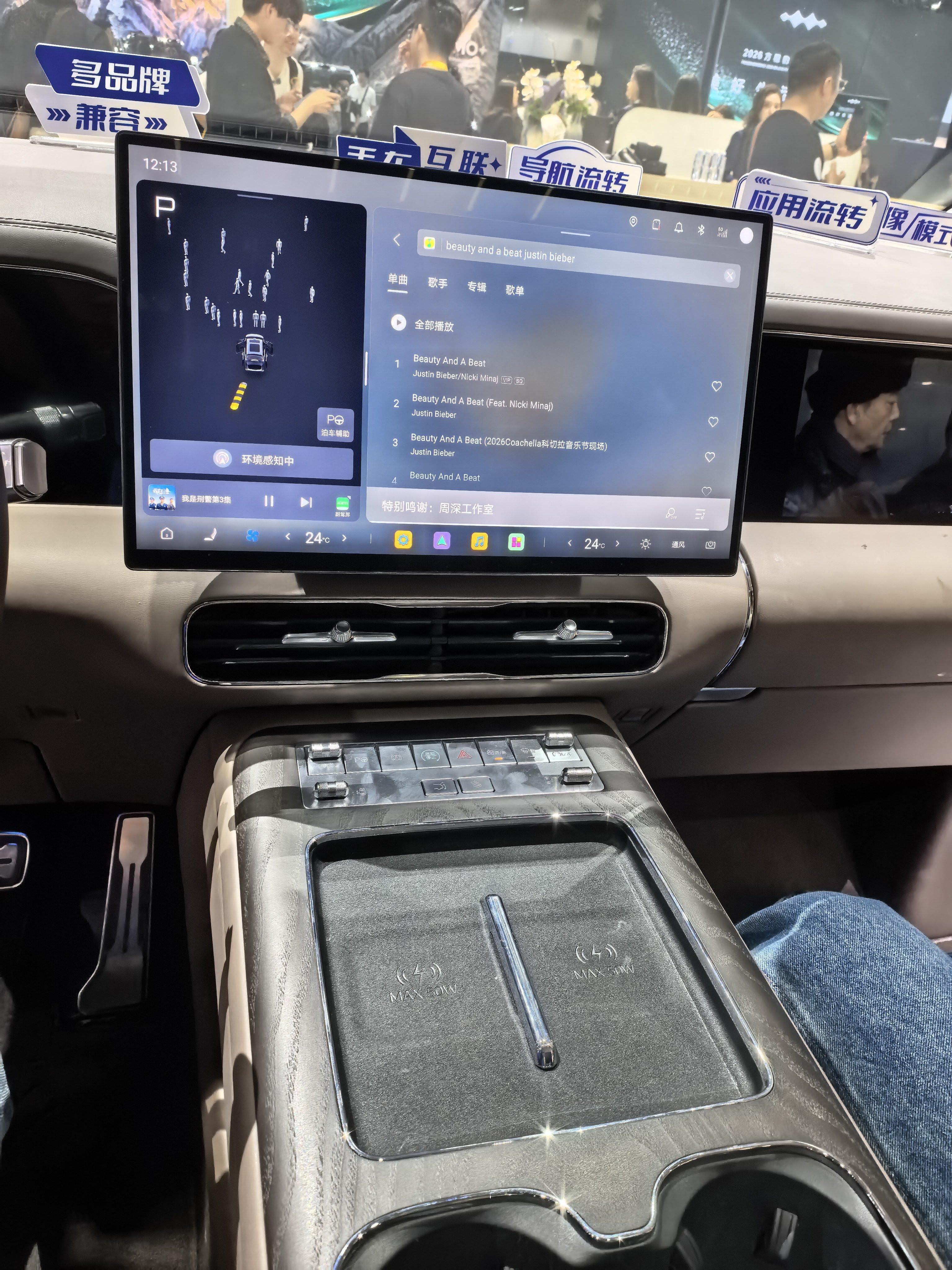 腾势第二代D9这内饰可以，比现款协调多了，副驾屏幕绝对不鸡肋，后排座椅看着就舒适