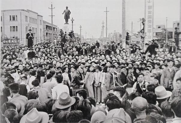 钟山风雨起苍黄1949年4月24日凌晨4点左右，中国南京电报局，美联社记者西默