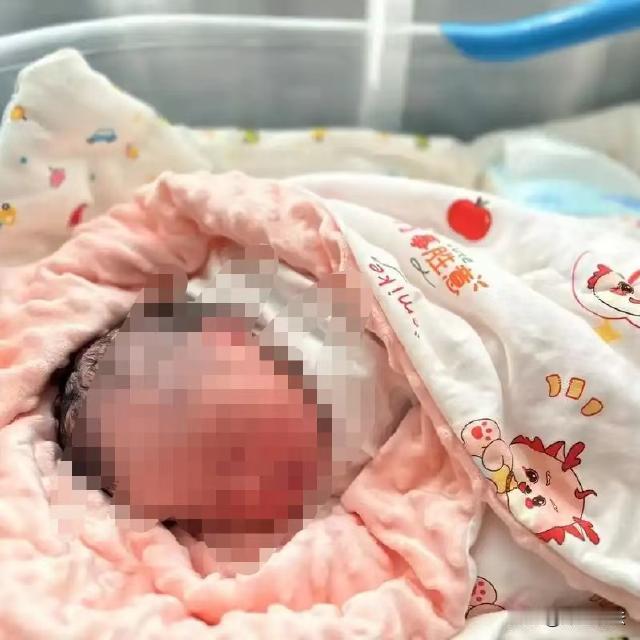 湖北利川，魏某未婚先孕产下一子，因无力抚养将孩子送给了谭某某夫妇，5年后魏某反悔