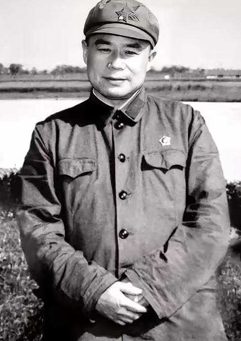 1978年，开国中将王近山病重，临终前，他拼尽最后力气，把年幼的小儿子托付给老部