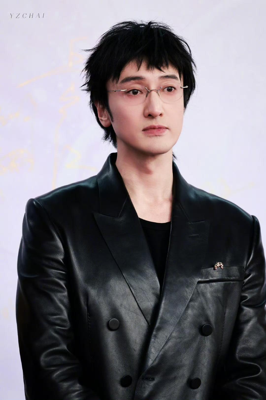 看见王传君这张照片，我差点爆粗口，明明他都40岁了，孩子也已经2个了，居然越