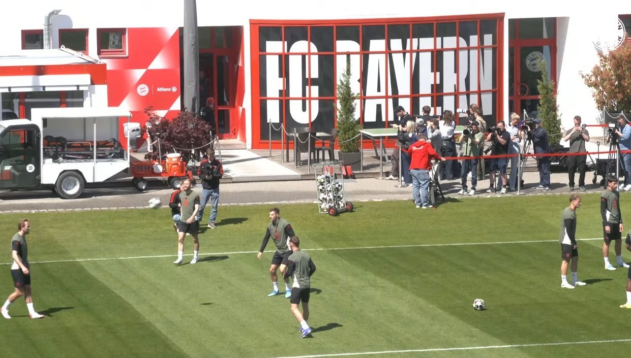 卡尔、比朔夫、格纳布里、格雷罗和乌尔赖希没有跟队训练，明天上不了，其他人都在。