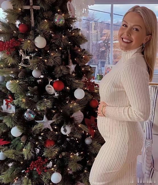 圣诞节期间，27岁白宫发言人卡罗琳·莱维特宣布自己又怀孕了，胎检得知是个女宝宝，