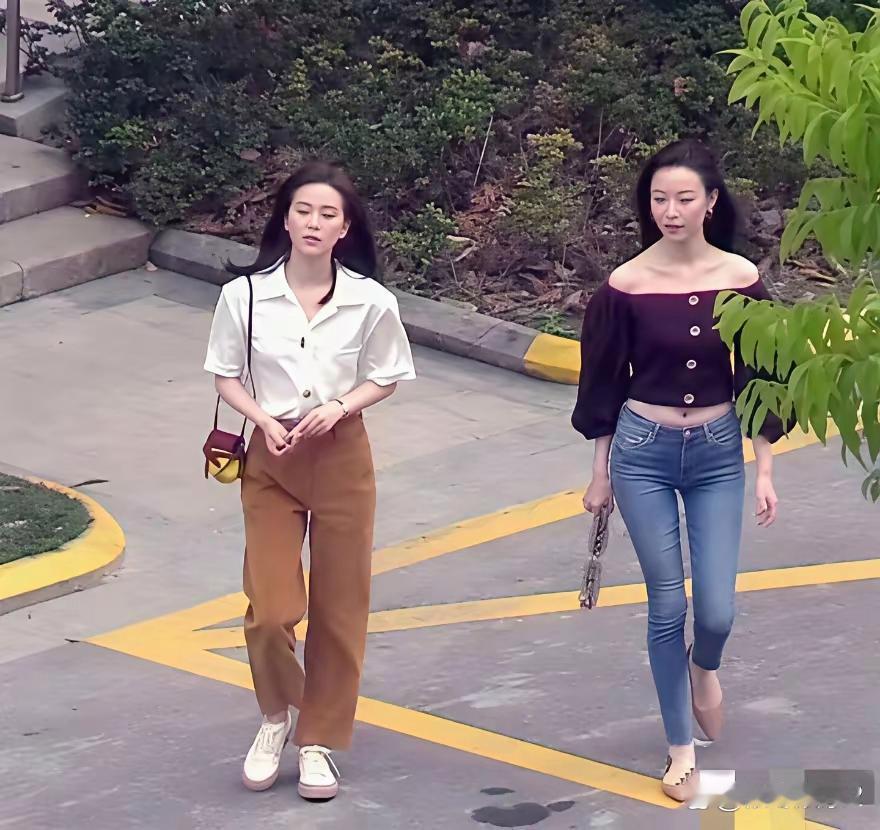倪妮和刘诗诗走在一起的素颜照，你们更喜欢哪一个？倪妮穿着露脐装更诱人。​​​
