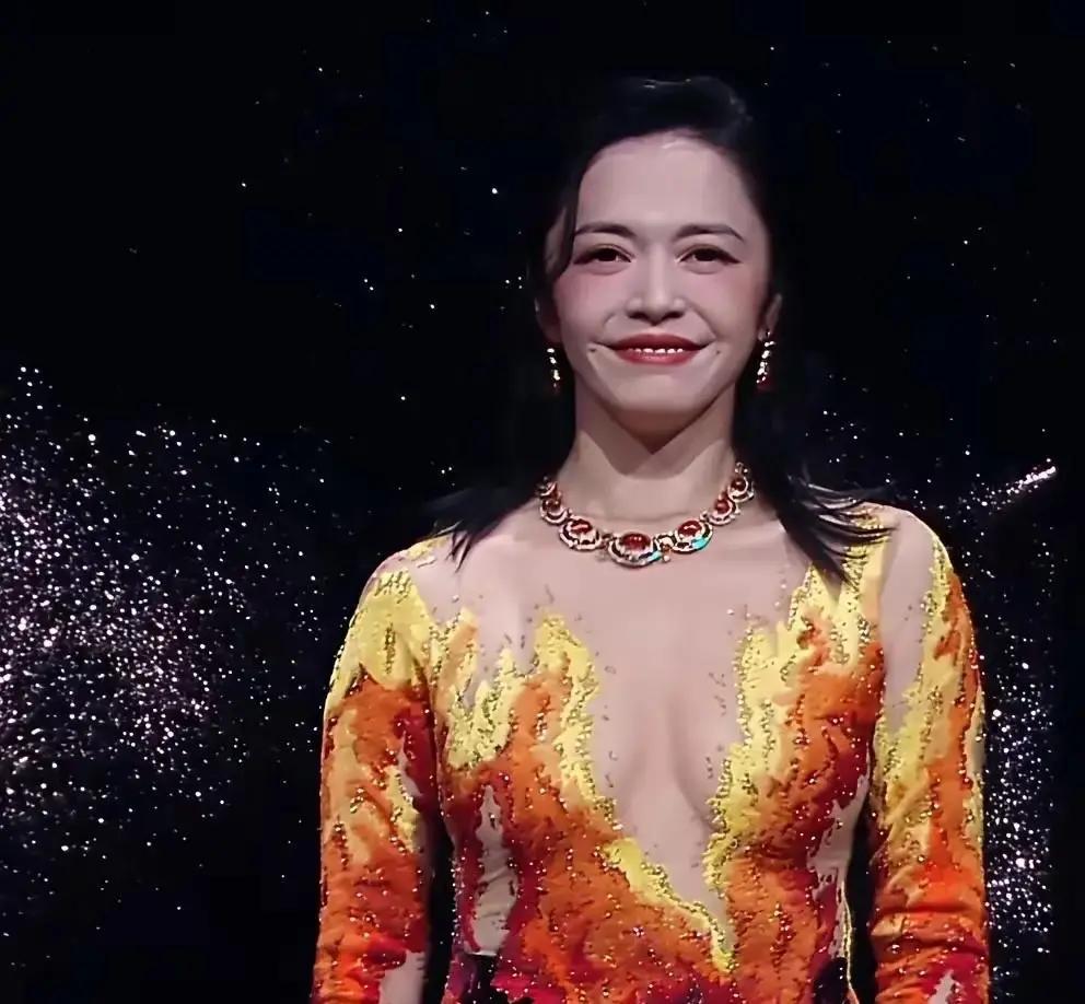 姚晨昨晚压轴走上微博之夜红毯，一袭火焰刺绣长裙把全场灯都压暗了。头发湿湿贴在
