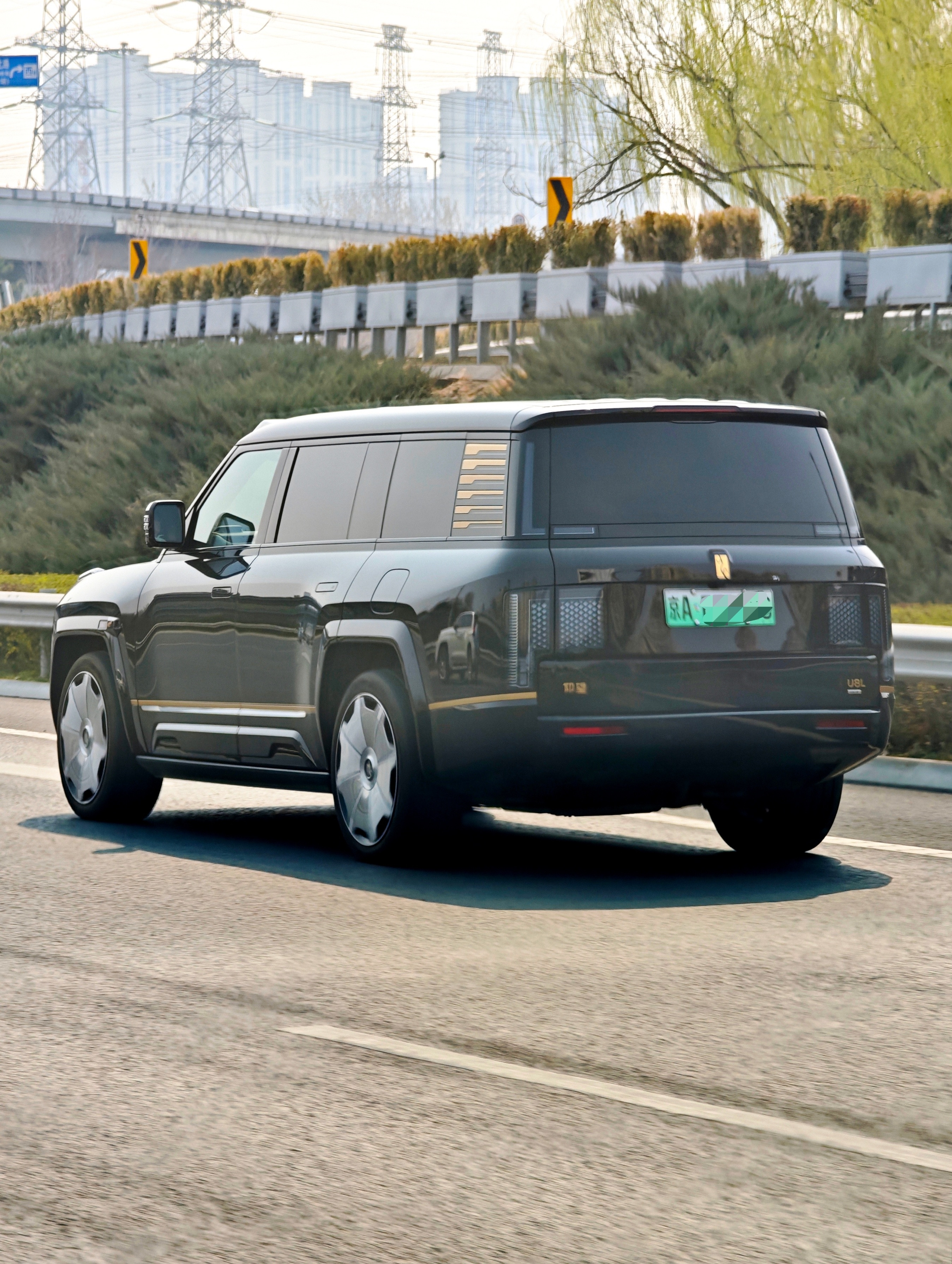 第一次在路上遇到仰望U8L这个体型太夸张了，气势特别特别强不过和极氪9X类似，车