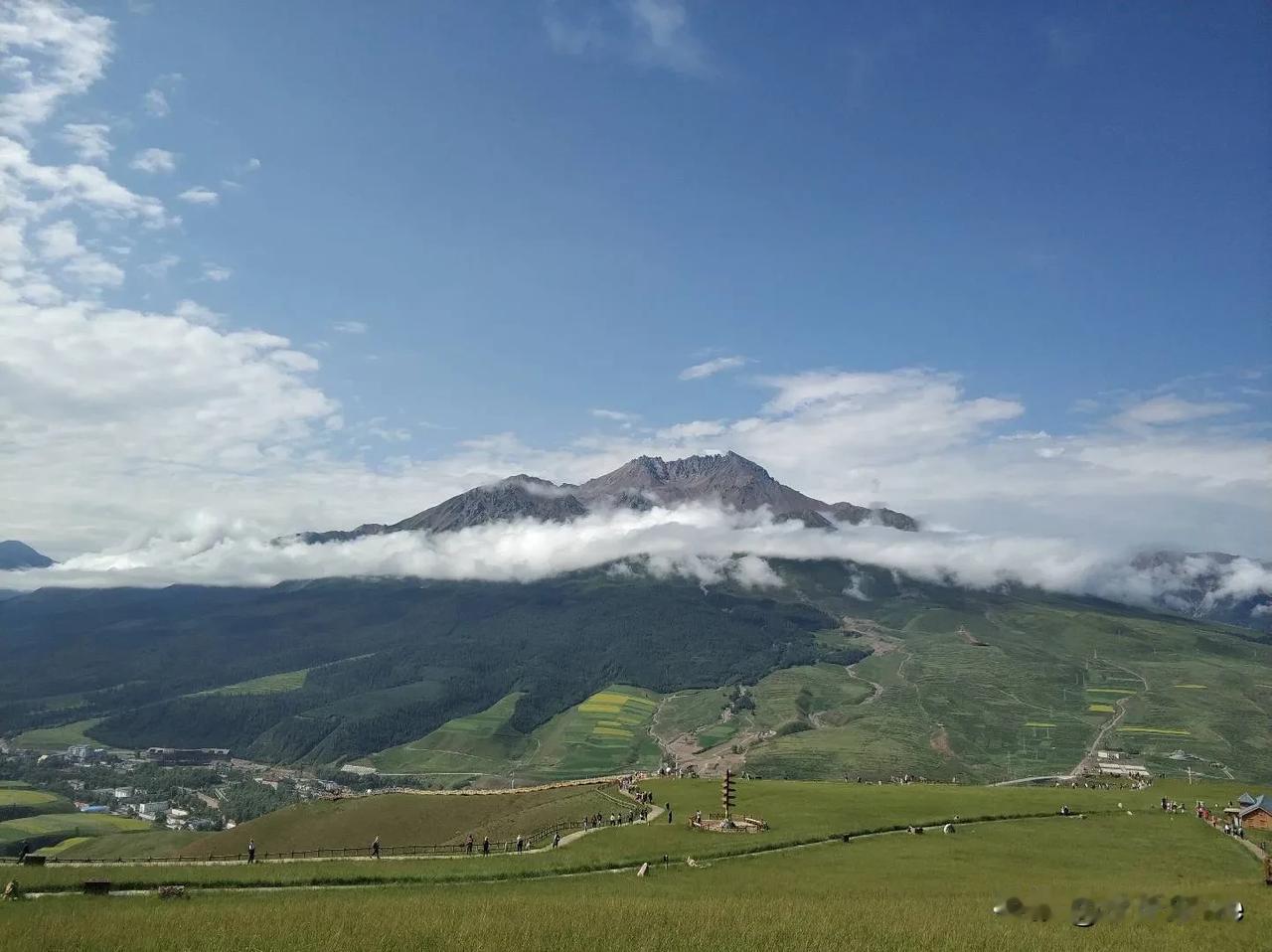 祁连卓尔山景区简直棒极了，尤其是在恰当的时间前往，景色美得令人惊叹。那里地貌多