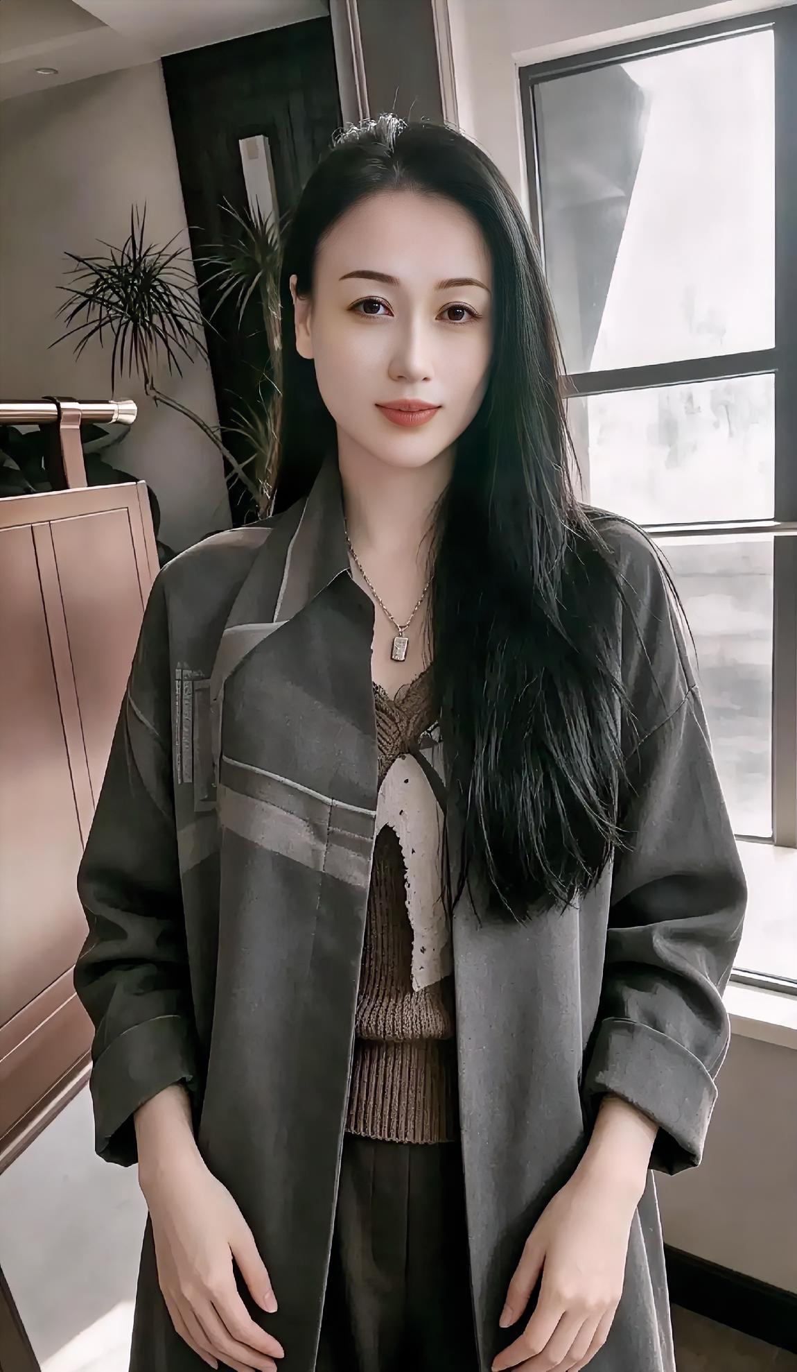 窗边微光轻洒，长发，温柔了脸颊。风衣裹着潇洒，微笑，恬静如画