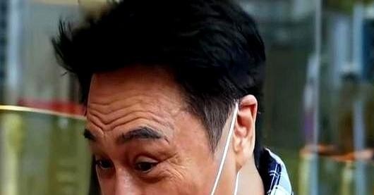 64岁的吴镇宇在镜头前把嚼了两口的菜直接吐掉那一刻，估计整条街做网红餐饮的老板后背都在冒冷汗。平常那