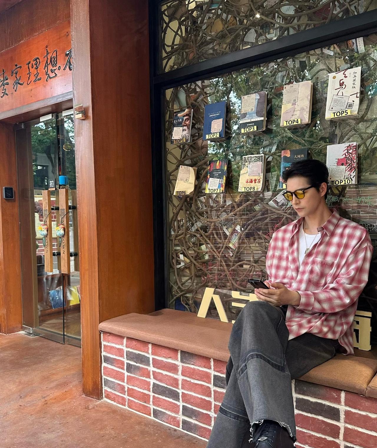 阿云嘎这组照片挺有意思的。不是因为他拍照的地方，也不是因为他所配的文案，而是明