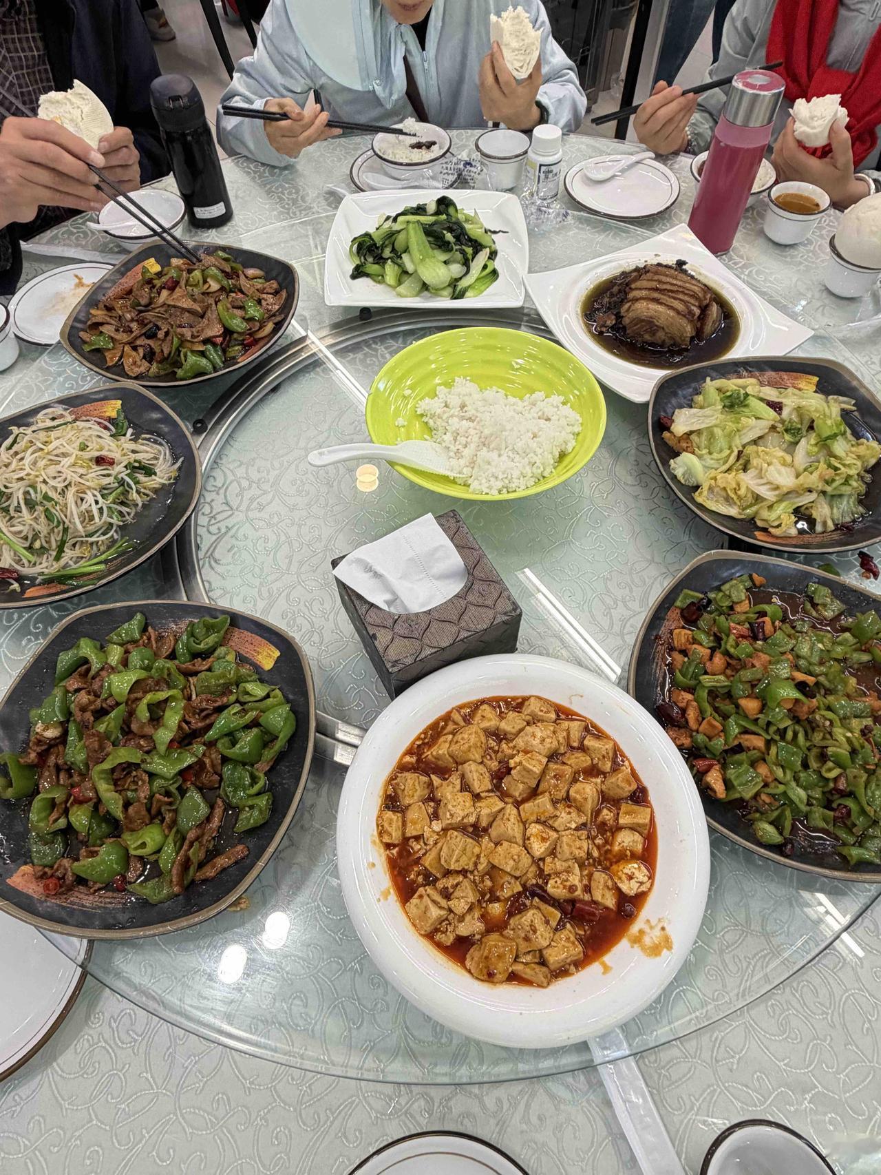 今天中午，我们西安新疆旅游团，在奎屯市喀什东路的合悦菜餐厅吃饭。今天的团餐，菜