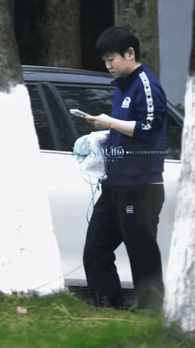 莎莎成都封训上下训路上不停语音给谁呢？答案来了！莎莎上下训路上，不停忙着语音，