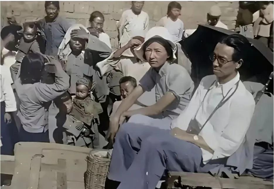 1934年，林徽因与梁思成在山西留下这帧珍贵影像。为探寻古建筑，他们历时四年，遍