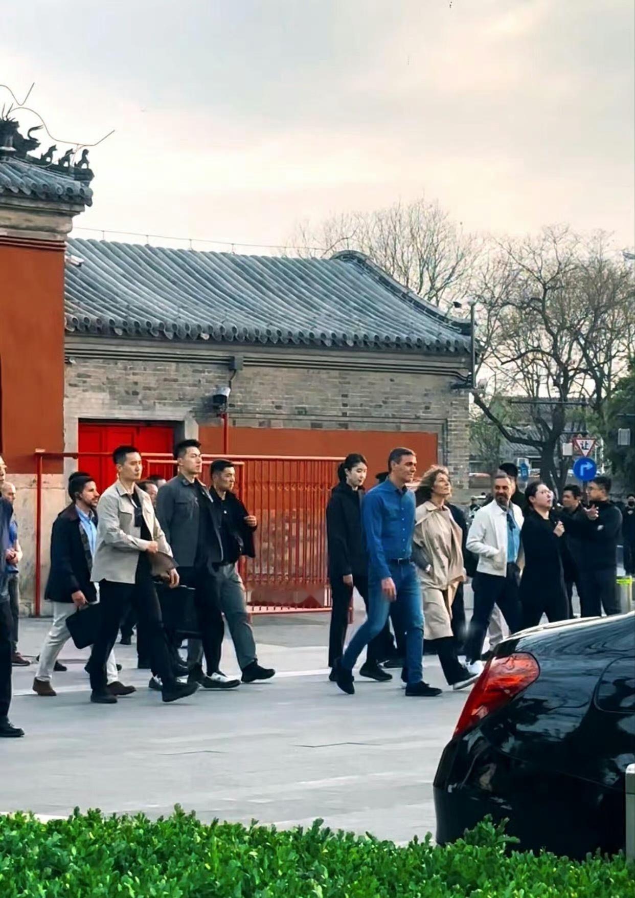 西班牙首相桑切斯在北京和夫人在私人行程中开启了非常低调且接地气胡同游，完美融入