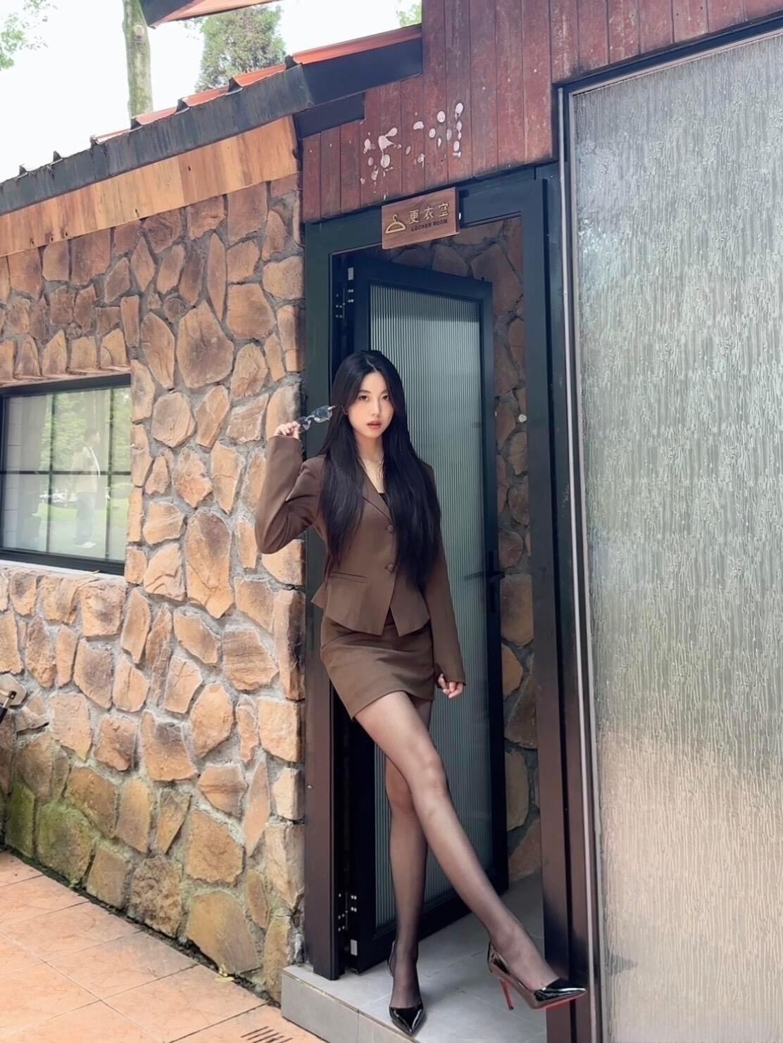 这套穿搭是干练轻熟的棕系职场甜酷风，棕褐色短款西装+同色系包臀裙的套装自带职场干