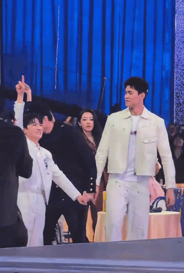 周深哪来的勇气出现在刘宇宁和孙杨这两个巨人身边的，让他可爱死了，如果不是他不停的