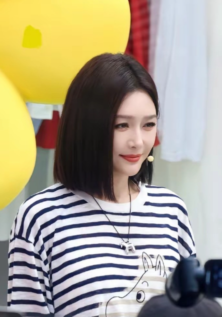 秦岚真是越来越俏美！穿条纹海魂衫搭配牛仔短裙，梳着直发的利落短发型，感觉整个人