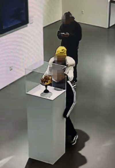 北京，12月15日报道女子结婚时，丈夫亲手为她做了一顶4斤重的黄金凤冠，后来，她