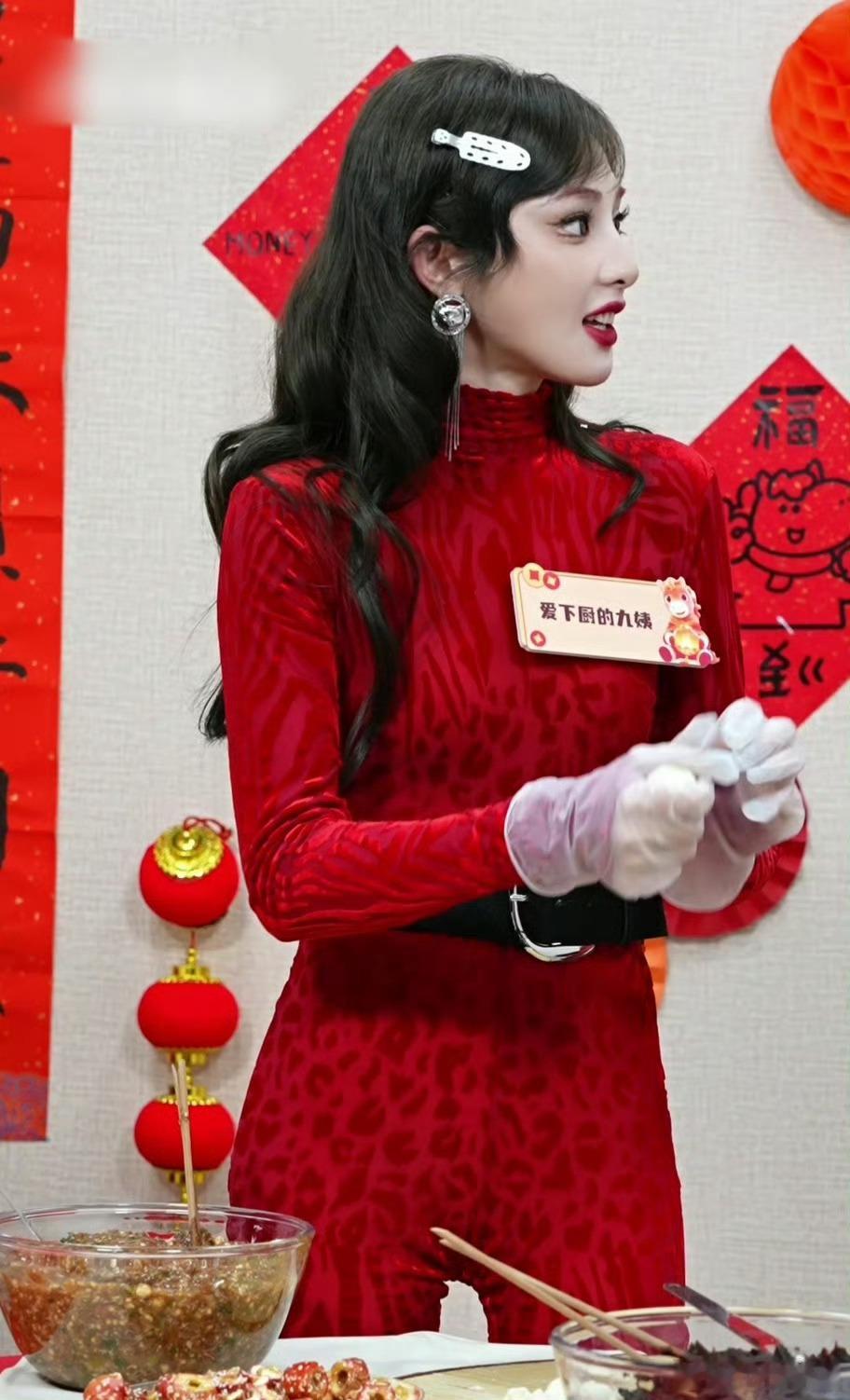 彭小苒穿红色眼前一亮又一亮红色造型天花板！彭小苒的蚂蚁腰直角肩完美撑起豹纹红装