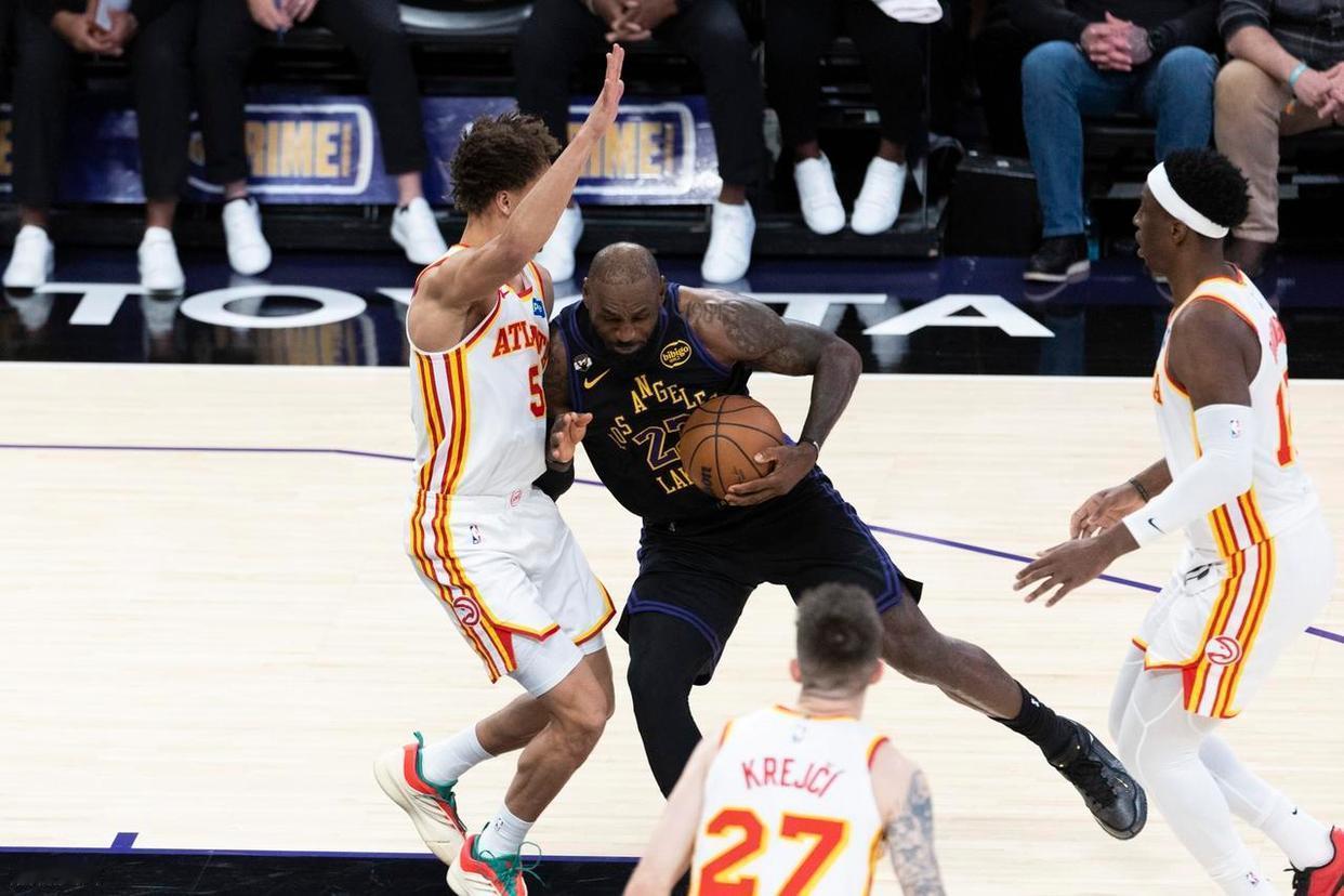 湖人詹姆斯终于是不想装了，终于摊牌了。NBA常规赛，湖人主场背靠背141-11