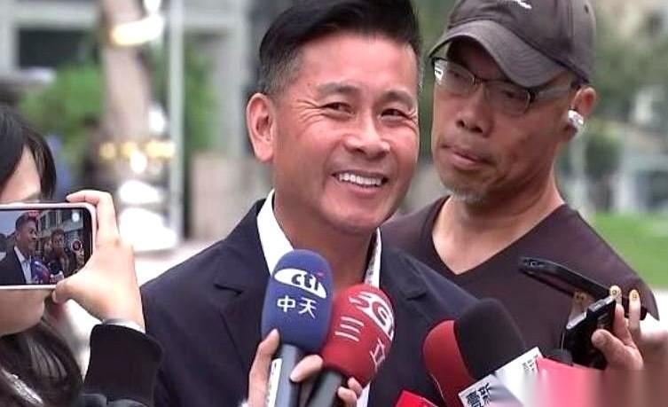 真的，有时候看新闻比看连续剧还精彩。人家好心好意，客客气气地说：“来，市长给你