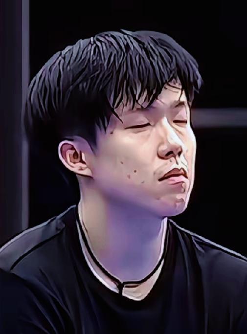 大头赛前一个人静坐，训练的汗水和疲惫还在脸上，他已经进入对比赛的思考！其实