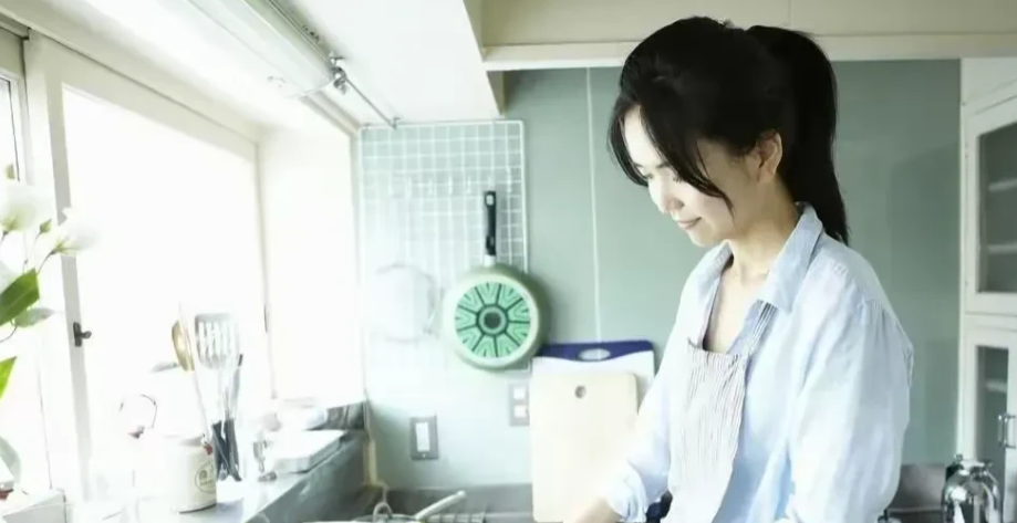 北京大兴，一女子应聘保姆，月薪7000元，雇主说好的只照顾1个孩子，结果上岗后才