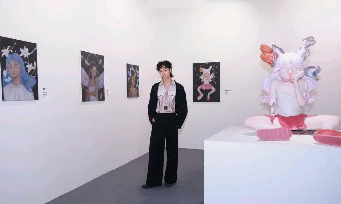 恩利这小子在娱乐圈确实是个另类存在，穿女装、玩艺术、搞时尚，每次上热搜都和主流审