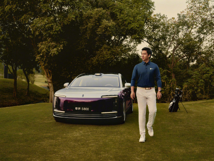 尊界S800高尔夫圈社交新名片当高尔夫球杆挥出优雅弧线，尊界S800也驶入这场精
