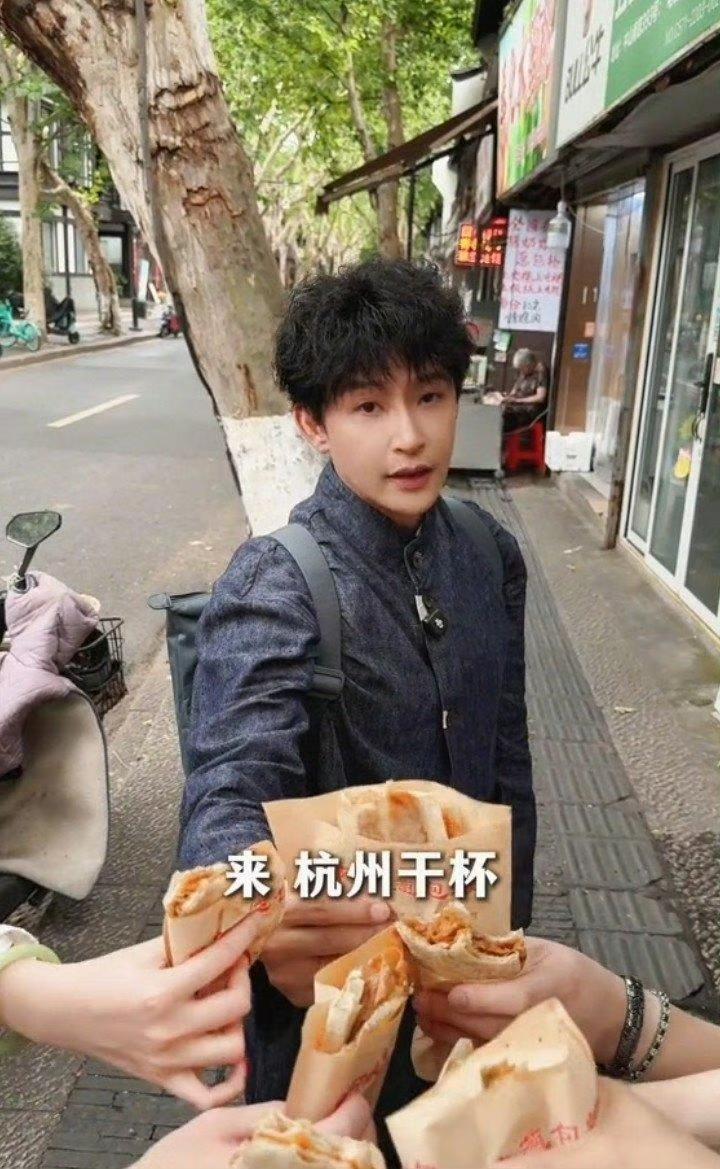 陈志朋定居杭州了，最近晒出来的状态，网友全愣了：这谁啊？完全不像五十多的人。