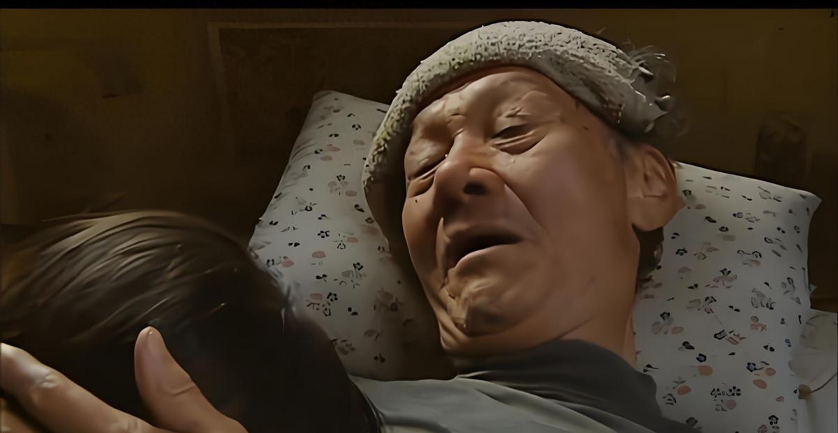 1958年，临终的老屠户王友良指着后院，颤抖着手告诉儿孙们：“院子里埋着我曾经杀