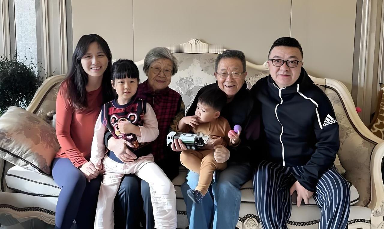 董路再婚，娶年轻妻子生一儿一女！董路与前妻胡艳结婚后育有一女，离婚后，董路认识