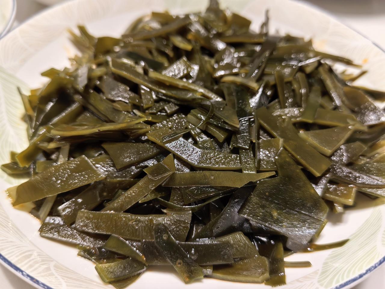 我认为传统婚恋观念必须转变。现在男女单身那么多，说明传统婚恋模式已经走不下去，就