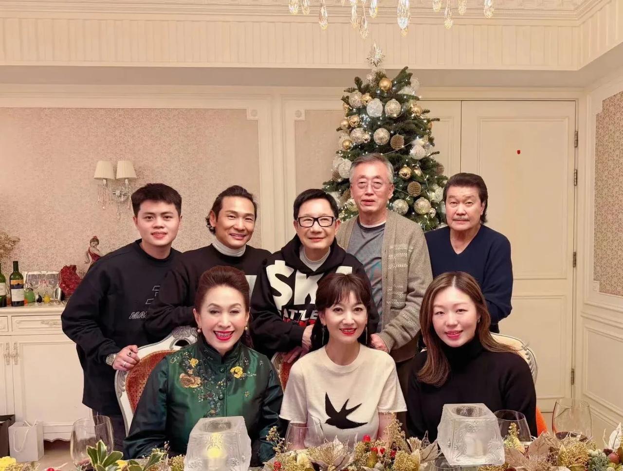 一众港星晒照庆祝圣诞节！香港明星挺爱过圣诞节的，12月24日和25日这两天不少