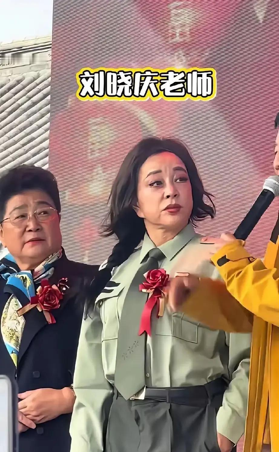 刘晓庆出席文化论坛，穿素色旗袍盘发亮相，高清镜头下皮肤紧致，被网友截屏说“84岁