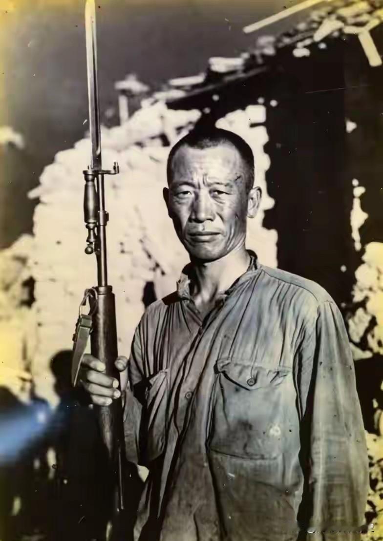 96岁老兵摔了遥控器：电影里拼刺刀？我这条命早没啦。96岁，脾气暴。电