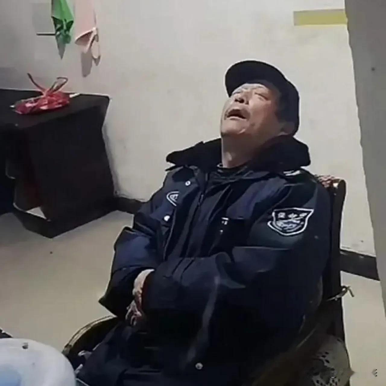 58岁保安夜班打盹被罚200，领导：你三天白干了，不服吗？后面还有60岁的在排队