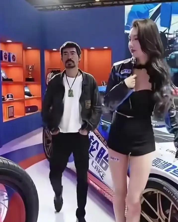 全网都在找的这个男人是谁？声明一下我不是喜欢这个男人我是喜欢他旁边的美女还有为什