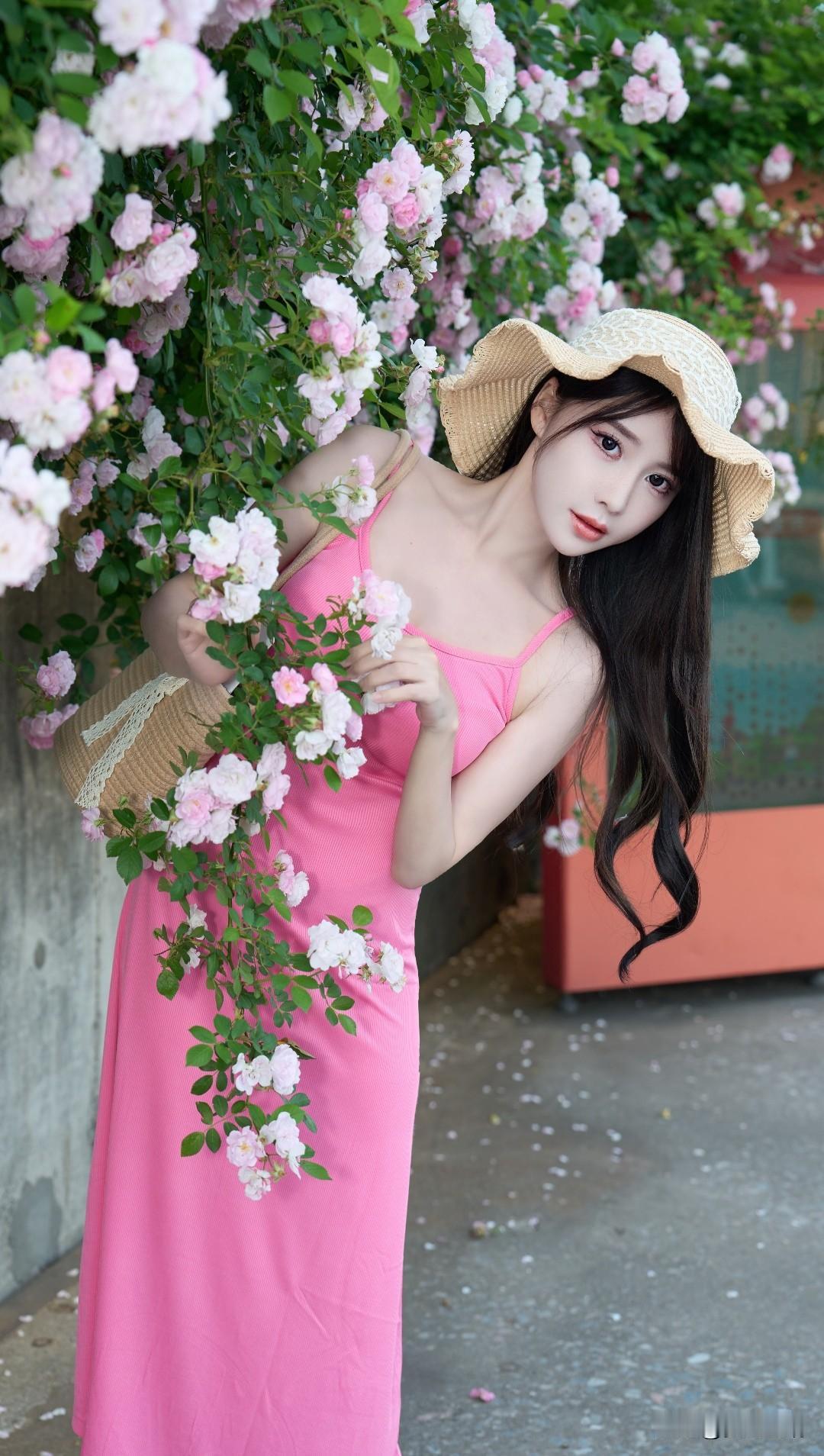 粉色连衣裙与花海相映成趣，甜美少女心满满！🌸💗