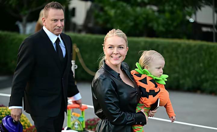 美国这位新闻发言人卡罗琳，真的是个“拼命三娘”啊！刚从韩国回来，马不停蹄就去参加