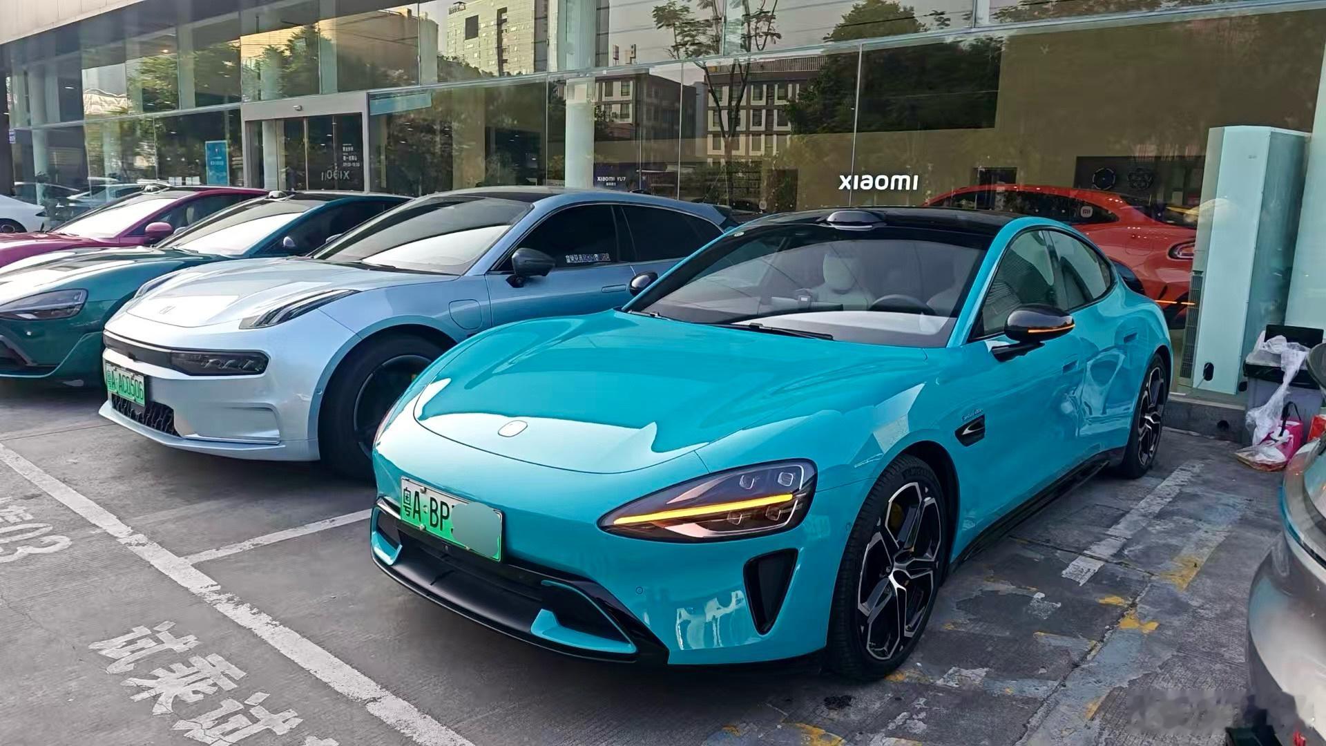 今天把开到销服中心，给轮胎加了气，顺便蹭了个午饭（车的照片是工作人员拍的）售