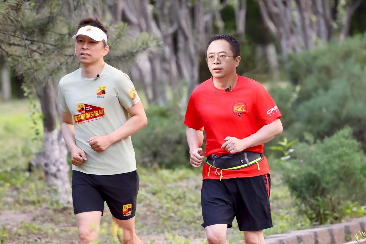 两个大佬目前都是单身汉，年纪也不大，身体也倍儿好，事业有成，有钱也有闲，不爱美女