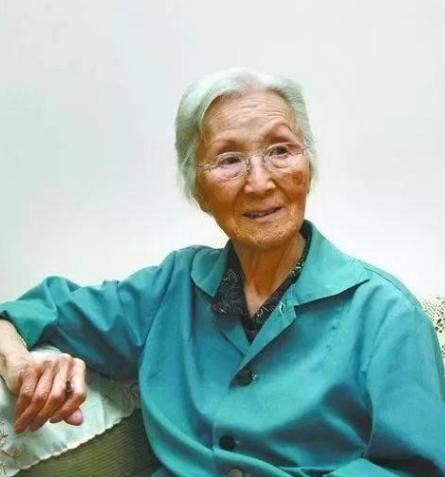 2007年，钱学森庆祝96岁生日，现场宾客全是贵宾，但他唯一注意到的是角落里一个