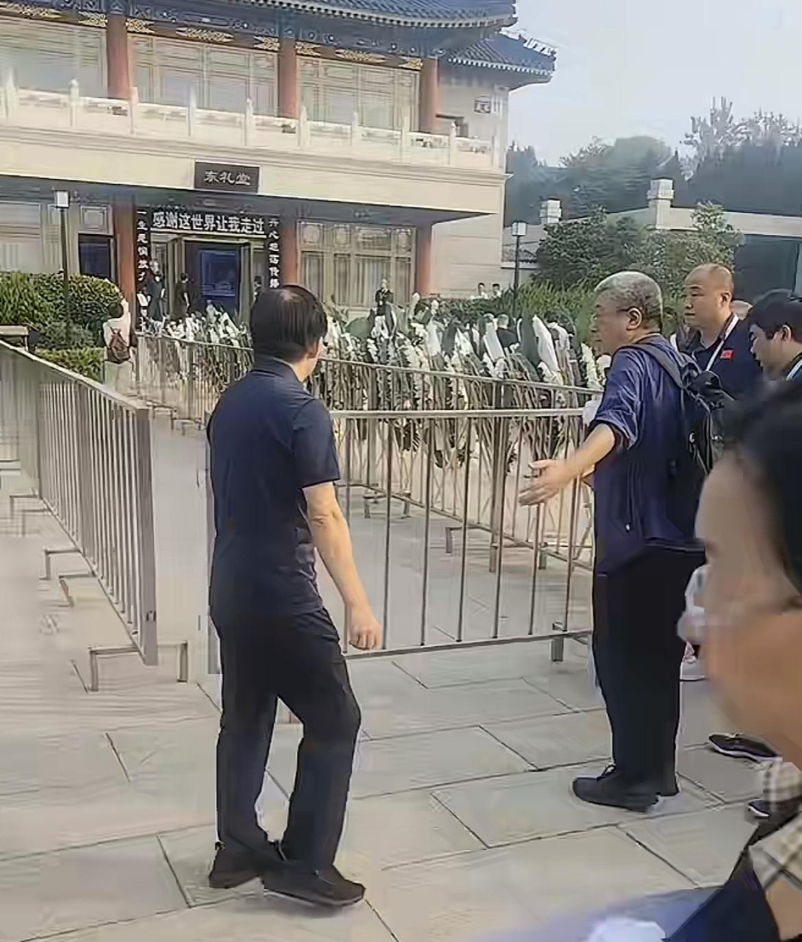 敬一丹追悼会正式举行！王宁金龟子现身送老友，挽联横批惹人泪目，《东方时空》栏目