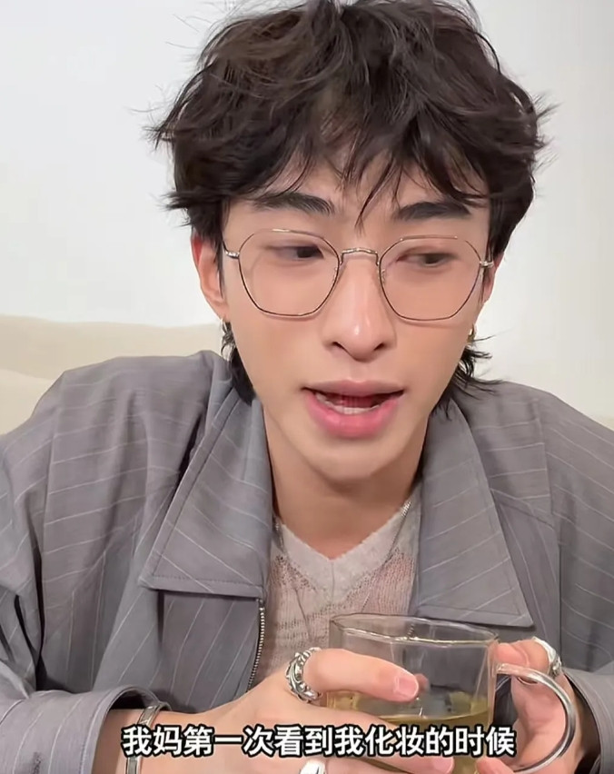 伊能静，太会教小孩了恩利说:“我清清楚楚记得，我妈第一次看到我化妆的时候，嘴下