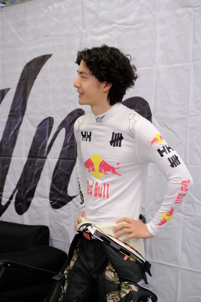 【王一博热身花絮】85号选手热身ing~