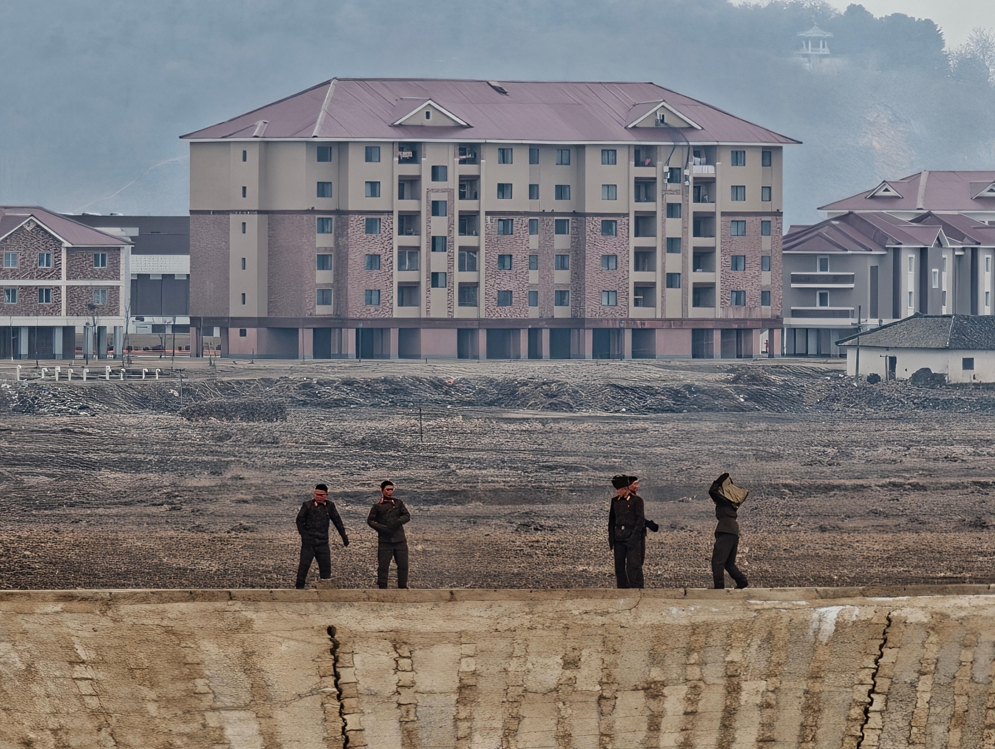 来丹东最接近朝鲜的地方拍新一期游记看了眼对面朝鲜的兵哥哥们5块石头，20多个人搬