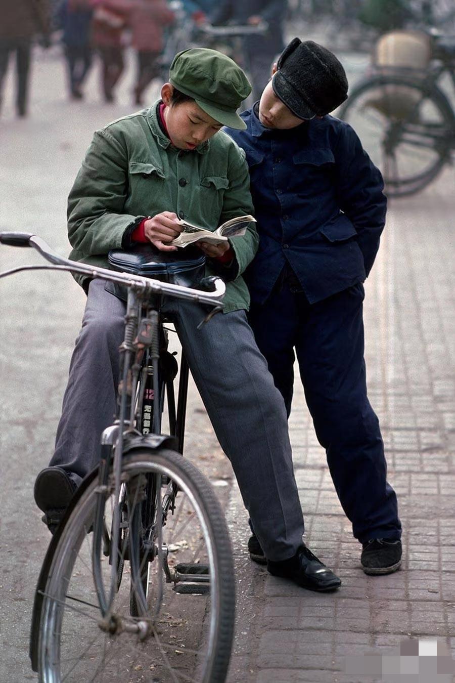 40多年前的北京街头，两个孩子正在看连环画。只见他们聚精会神，一本小小的连环画，