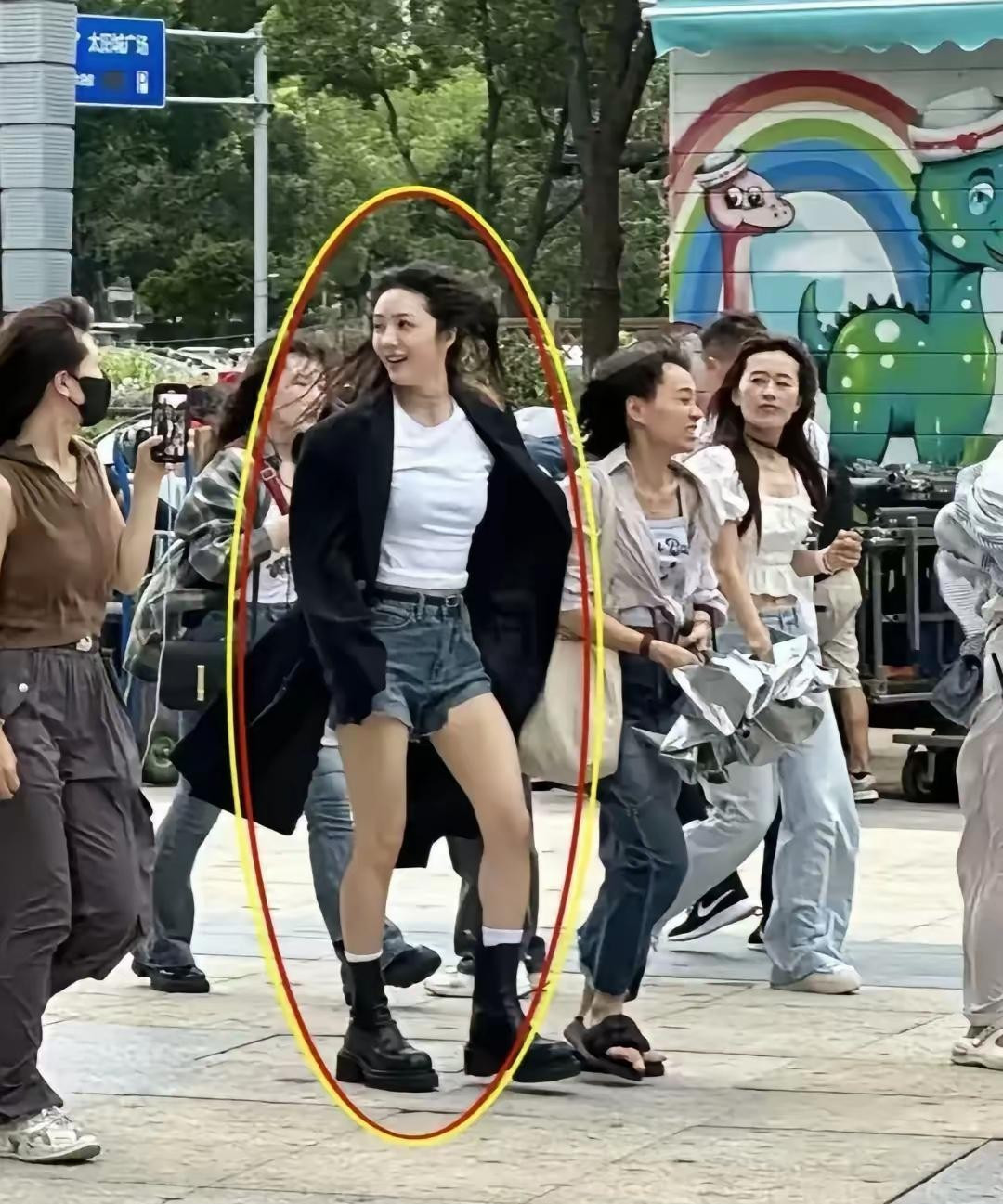 我了个豆儿！！她现实长这样啊？???