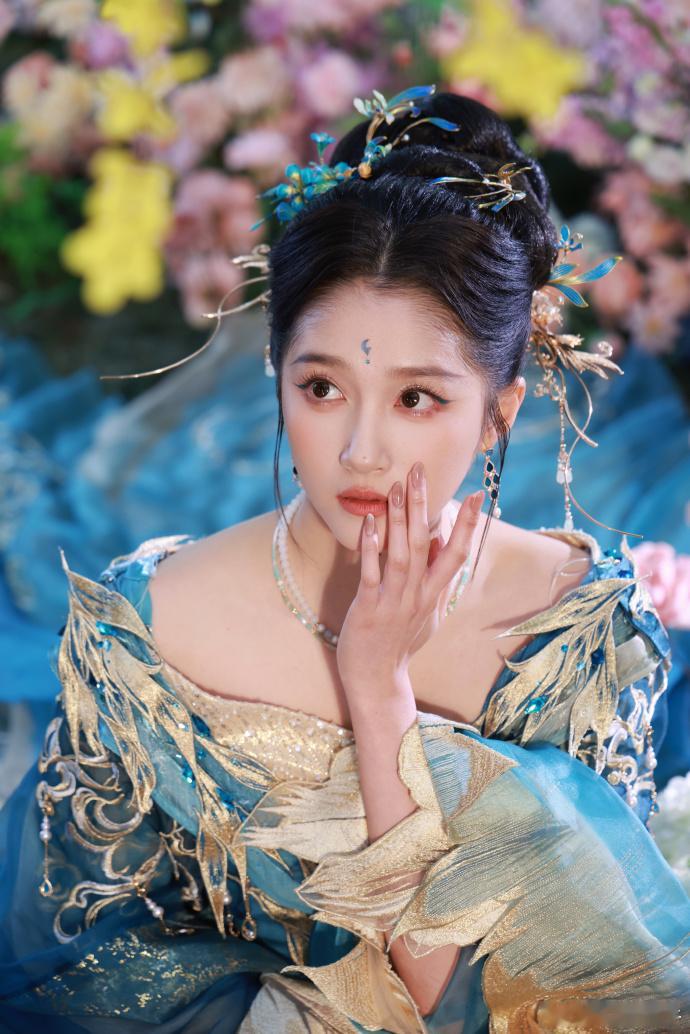 哦莫哦莫！仙女动起来果然很美了！！整体妆造以山水画卷为主题，身着湖蓝鎏金服饰，眼